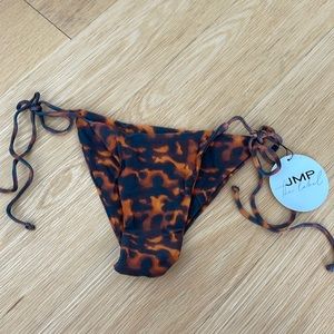 Tortuga bikini bottom